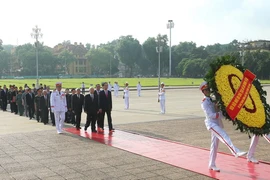 Đoàn đại biểu lãnh đạo Đảng, Nhà nước, Mặt trận Tổ quốc Việt Nam do Tổng Bí thư Nguyễn Phú Trọng dẫn đầu đặt hoa và vào Lăng viếng Chủ tịch Hồ Chí Minh. (Ảnh: Doãn Tấn/TTXVN)