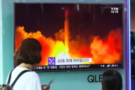 Người dân Hàn Quốc theo dõi trên truyền hình về vụ phóng thử tên lửa đạn đạo liên lục địa lần thứ hai của Triều Tiên tại một nhà ga ở Seoul. (Nguồn: AFP/TTXVN)