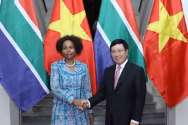 Phó Thủ tướng, Bộ trưởng Bộ Ngoại giao Phạm Bình Minh tiếp đón và hội đàm với Bộ trưởng Ngoại giao và Hợp tác Cộng hòa Nam Phi Maite Nkoana Mashabane. (Ảnh: Phương Hoa/TTXVN)