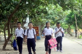Học sinh Trường Tiểu học thị trấn Trường Sa, tỉnh Khánh Hòa trên đường đến trường. (Ảnh: Minh Đức/TTXVN)