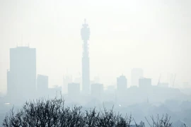 Khói mù ô nhiễm bao phủ bầu trời London, Anh. (Nguồn: AFP/TTXVN)