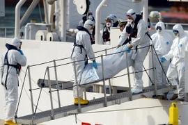 Người tị nạn Algeria phá cửa máy bay để trốn lệnh trục xuất