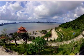 Thiền viện Trúc Lâm Giác Tâm nhìn ra Vịnh Bái Tử Long. (Ảnh: Thanh Hà/TTXVN) 