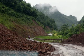 Sạt lở từ km13 đến km14 , dốc Bó Mạ - Quốc lộ 6B (đường 107 cũ) Sơn La-Quỳnh Nhai. (Ảnh: Điêu Chính Tới/TTXVN) 