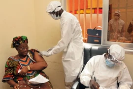 Tiêm vaccine VSV-ZEBOV phòng Ebola tại trung tâm y tế ở Conakry, Guinea ngày 10/3/2015. (Nguồn: AFP/TTXVN)