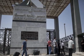 Người Palestine chờ qua cửa khẩu ở thành phố Rafah, miền Nam Dải Gaza ngày 20/8. (Nguồn: AFP/TTXVN) 