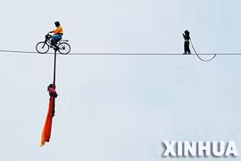 Tai nạn xảy ra khi 2 người đàn ông đang trình diễn môn thể thao mạo hiểm 'lái xe trên dây.' (Nguồn: CCTVNews)