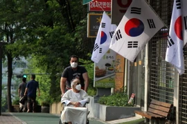 Người dân tại Seoul đeo khẩu trang phòng MERS. (Nguồn: THX/TTXVN) 