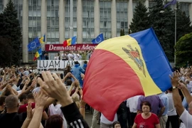Hàng chục nghìn người biểu tình đòi Tổng thống từ chức tại Chisinau. (Nguồn: AFP/TTXVN) 