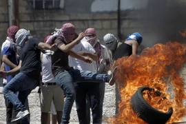 Người biểu tình bạo động Palestine trong xung đột với binh sĩ Israel ở Shuafat, khu vực lân cận Jerusalem. (Nguồn: AFP/TTXVN) 