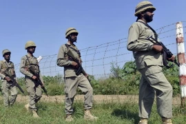 Binh lính Pakistan tuần tra tại khu vực Wagah, giáp Ấn Độ. (Nguồn: AFP/TTXVN) 
