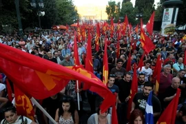 Người dân Hy Lạp tuần hành phản đối chính sách kinh tế khắc khổ tại thủ đô Athens ngày 2/7. (Nguồn: THX/TTXVN)