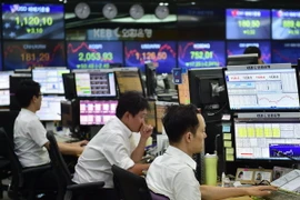 Giao dịch viên tại Ngân hàng Ngoại hối Hàn Quốc ngày 6/7. (Nguồn: AFP/TTXVN) 