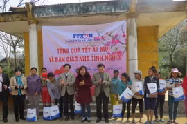 [Photo] TTXVN trao tặng nhà tình nghĩa và quà tết cho đồng bào dân tộc