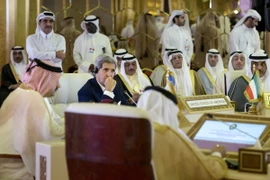 Ngoại trưởng Mỹ John Kerry (thứ hai, trái) và Tổng thư ký Hội đồng Hợp tác vùng Vịnh Abdullatif bin Rashid Al Zayani of Bahrain (thứ hai, phải) cùng Ngoại trưởng các nước GCC trong cuộc họp tại Doha, Qatar ngày 3/8. (Nguồn: AFP/TTXVN) 