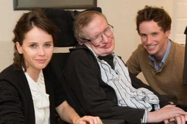 Eddie Redmayne và màn hóa thân thành Hawking đắt giá nhất năm