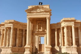 Cờ của IS cắm trên một công trình kiến trúc cổ ở Palmyra. (Nguồn: AFP/TTXVN) 