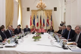 Các Ngoại trưởng Nhóm P5+1 và Đại diện cấp cao EU Federica Mogherini (giữa) tại một cuộc đàm phán. (Nguồn: AFP/TTXVN)