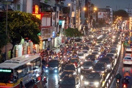Đường Tây Sơn, Hà Nội bị tắc trong nhiều giờ do mưa lớn. (Ảnh: Phạm Kiên/TTXVN) 