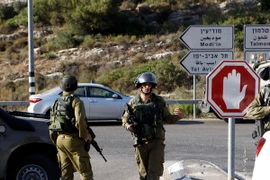 Binh sỹ Israel điều tra tại hiện trường vụ tấn công ở Khu Bờ Tây ngày 19/6. (Nguồn: THX/TTXVN) 