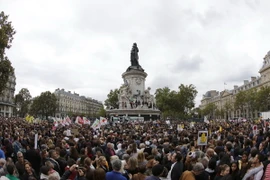 Người dân Pháp tham gia cuộc tuần hành ủng hộ người di cư tại Paris ngày 5/9. (Nguồn: AFP/TTXVN) 