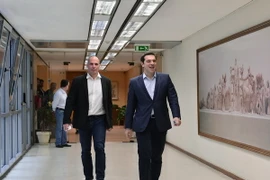 Thủ tướng Hy Lạp Alexis Tsipras (phải) và Bộ trưởng Tài chính Hy Lạp Yianis Varoufakis (trái) tại cuộc gặp ở Athens ngày 27/5. (Nguồn: AFP/TTXVN)