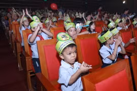 Các cháu thiếu nhi đến dự hội vui Đêm hội Trăng rằm. (Ảnh: Nguyễn Quang/TTXVN)