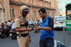 [Photo] Cảnh sát giao thông gắn camera phục vụ công tác tuần tra