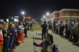 Cảnh sát được triển khai duy trì an ninh trật tự bên ngoài Sở cảnh sát Ferguson ngày 12/3. (Nguồn: AFP/TTXVN)