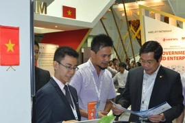 Bộ trưởng Bộ Thông tin Truyền thông, Nguyễn Bắc Son tham quan gian hàng Việt Nam tại Triển lãm Hội tụ Kuala Lumpur 2014. (Ảnh: Kim Dung-Chí Giáp/TTXVN) 