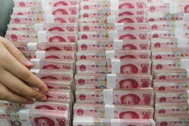 Kiểm tiền giấy mệnh giá 100 nhân dân tệ tại ngân hàng ở Liên vận cảng, tỉnh Giang tô, Trung Quốc. (Nguồn: AFP/TTXVN) 