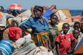 Người tị nạn Burundi sống trong các lều trại bên hồ Tanganyika ngày 21/5. (Nguồn: AFP/TTXVN)