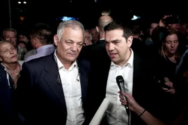 Thủ tướng Hy Lạp Alexis Tsipras (phải) phát biểu trong cuộc họp báo ở Athen. (Nguồn: AFP/TTXVN) 