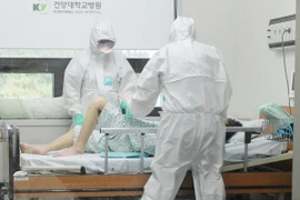 Điều trị cho một bệnh nhân nhiễm MERS tại bệnh viện Konyang ở Daejeon, miền trung Hàn Quốc. (Nguồn: Yonhap/TTXVN)