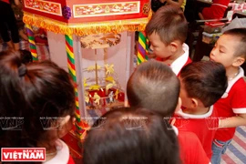Trẻ em thích thú bên đèn kéo quân loại đồ chơi truyền thống gắn liền với dịp tết Trung thu. (Ảnh: Việt Cường/Báo ảnh Việt Nam)