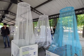 Các loại màn chống muỗi trưng bày tại triển lãm phòng chống bệnh sốt rét. (Nguồn: AFP/TTXVN) 