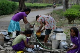 Người dân lấy nước sinh hoạt tại ngoại ô Siliguri, Ấn Độ. (Nguồn: AFP/TTXVN) 
