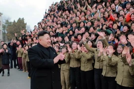 Nhà lãnh đạo Triều Tiên Kim Jong-Un (giữa) thăm Nhà máy Dệt Kim Jong-Suk ở thủ đô Bình Nhưỡng. (Nguồn: AFP/TTXVN)