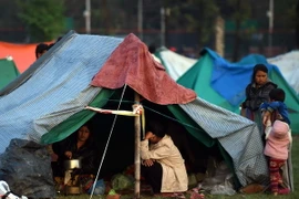 [Video] Người dân Nepal xếp hàng nhận xăng dầu miễn phí 
