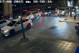 Camera an ninh ghi lại hình ảnh nghi phạm chính trong vụ đánh bom (giữa, áo vàng) đi xe máy khỏi khu vực đền Erawan.