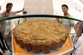 Bánh Trung thu khổng lồ được trưng bày trong trung tâm thương mại ở Hứa Xương (Trung Quốc).