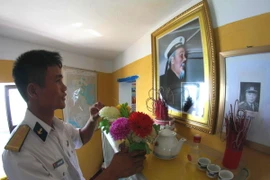 [Video] Tuổi trẻ tưởng niệm Bác Hồ từ quần đảo Trường Sa