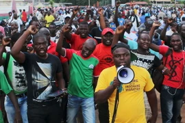 Biểu tình phản đối hành động giam giữ Tổng thống lâm thời Michel Kafando và Thủ tướng Isaac Zida của nhóm cận vệ tại Ouagadougou. (Nguồn: REUTERS/TTXVN) 