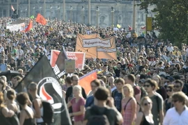 Quang cảnh cuộc tuần hành của những người ủng hộ chủ trương tiếp nhận người di cư tại Dresden ngày 29/8. (Nguồn: AFP/TTXVN) 