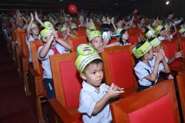 Các cháu thiếu nhi đến dự hội vui Đêm hội Trăng rằm. (Ảnh: Nguyễn Quang/TTXVN)