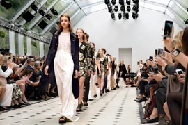 Sàn diễn của Burberry trong show diễn Xuân Hè 2016 vô cùng thú vị với dàn nhạc và ca sỹ được bố trí ngay giữa sàn catwalk.