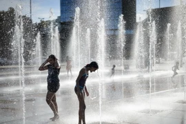 Các đài phun nước hoạt động nhằm giảm nhiệt trong bối cảnh nhiệt độ lên tới 44 độ C tại Cordoba, Tây Ban Nha ngày 29/6. (Nguồn: AFP/TTXVN)
