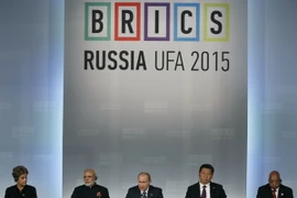 Tổng thống nước chủ nhà Vladimir Putin (giữa) và các nhà lãnh đạo BRICS tại hội nghị. (Nguồn: AFP/TTXVN) 
