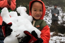 [Photo] Trẻ em ở Y Tý hồn nhiên đùa nghịch dưới tuyết lạnh