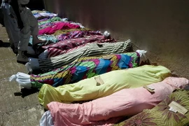 Thi thể các nạn nhân trong một vụ đánh bom ở Nigeria. (Nguồn: AFP/TTXVN)